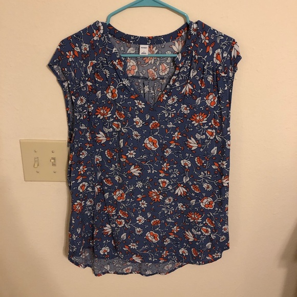 Old Navy Tops - Lightweight old navy blouse 👚